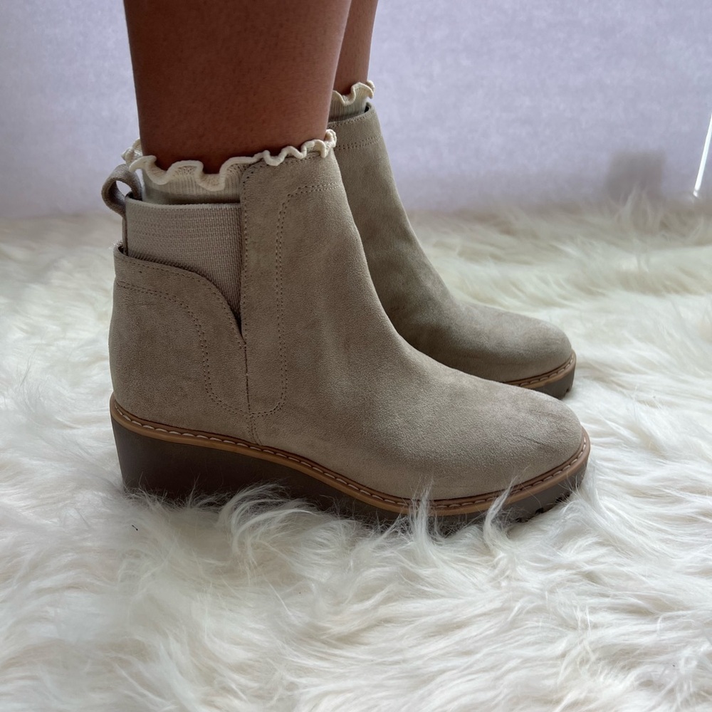 Dolce Vita Rango woman’s size 7.5 Taupe Being Suede Lug‎ Sole Chelsea Boots